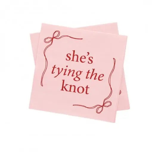 16 guardanapos decorativos "She's Tying the Knot" com detalhes elegantes, ideais para festas e celebrações.