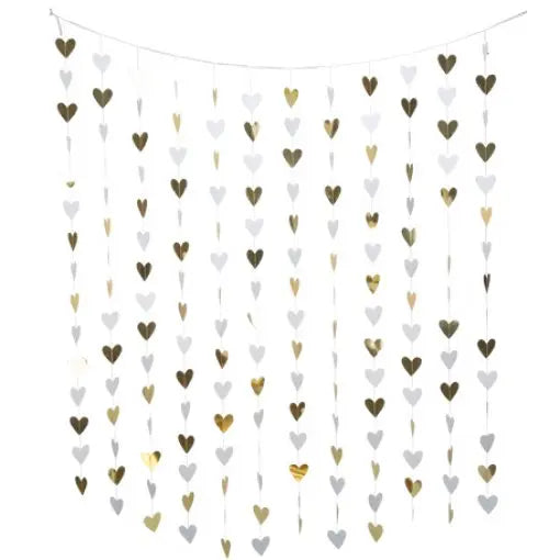 Decoração pendente de corações brancos e dourados, comprimento 1,80m, ideal para festas e eventos elegantes.