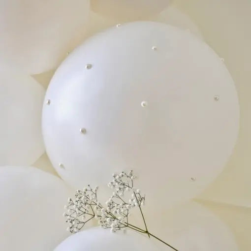 Kit de arcos de balões brancos com pérolas brancas, decorativos para festas, com balões e detalhes elegantes e delicados.