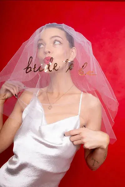 Véu branco "Bride to Be" para noiva, com detalhes delicados, ideal para festas e despedidas de solteira.