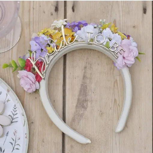 Bandolete floral para noiva "Bride to Be" com acabamento delicado, ideal para festas e ensaios de casamento.
