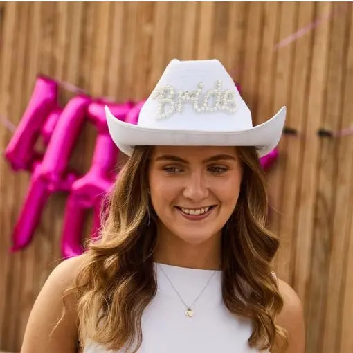 Chapéu branco de cowgirl estilo "bride" com detalhes decorativos, ideal para fantasias de casamento ou rodeio.