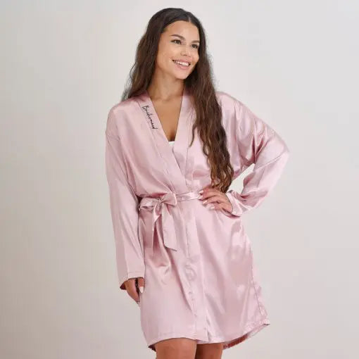 Roupão de madrinha 'Bridesmaid' bordado, tecido suave e confortável, ideal para ocasiões especiais de casamento.